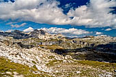 Trekking nel Parco Naturale Puez-Odle. Da Passo Gardena al Rifugio Puez, vista verso il Puez. 